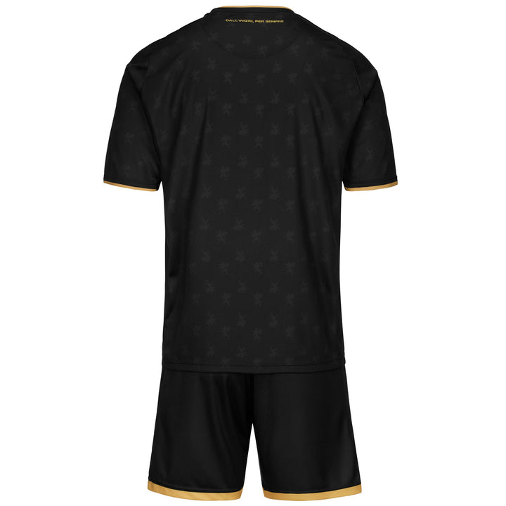 SETS Man KOMBAT KIT 2025 GENOA Shorts / T-Shirt BLACK-YELLOW GOLD RICH Dressed Side (jpg Rgb)		