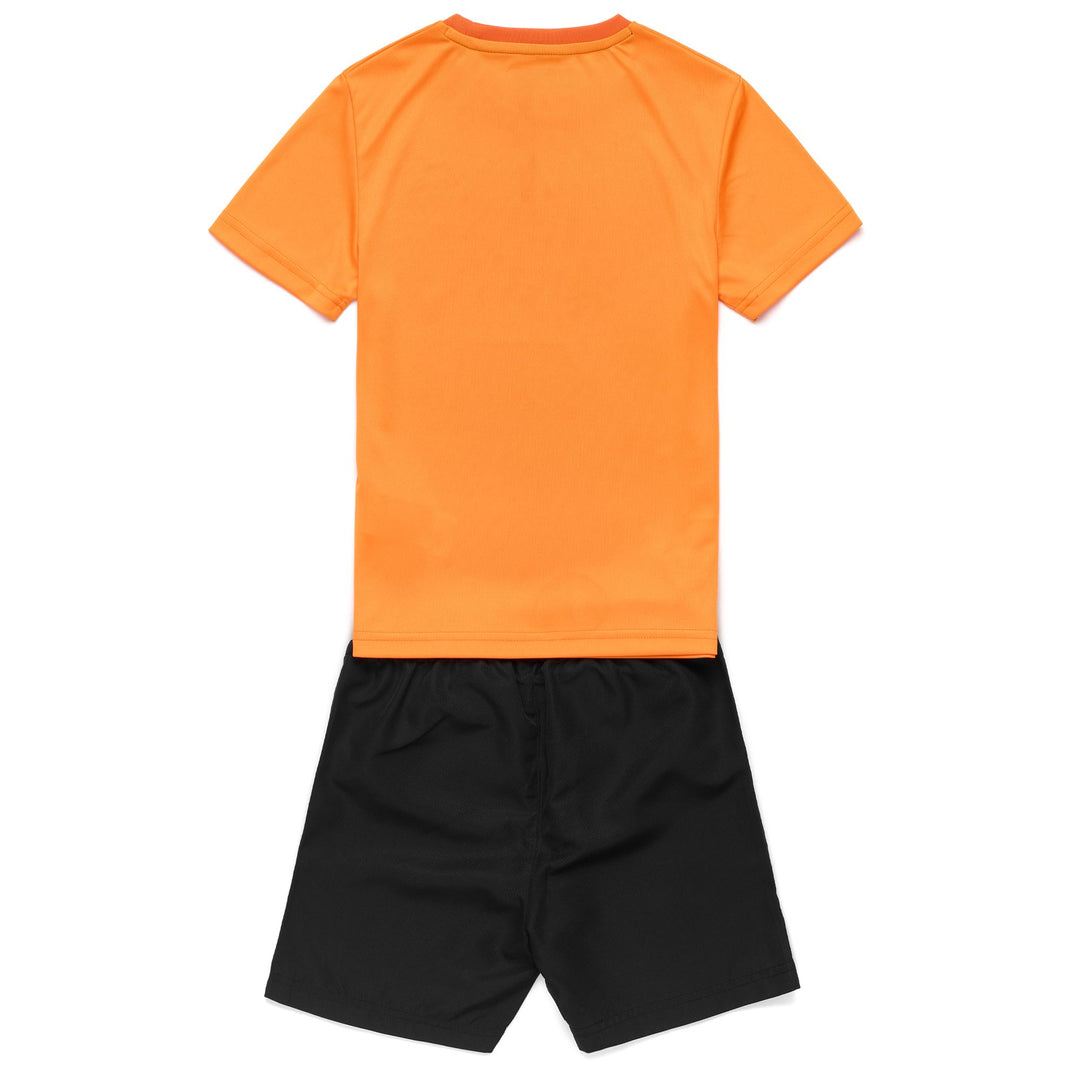 SETS Boy LOGO BROZOLO KID SHORT/ T-SHIRT ORANGE VIBRANT - BLACK Dressed Front (jpg Rgb)	